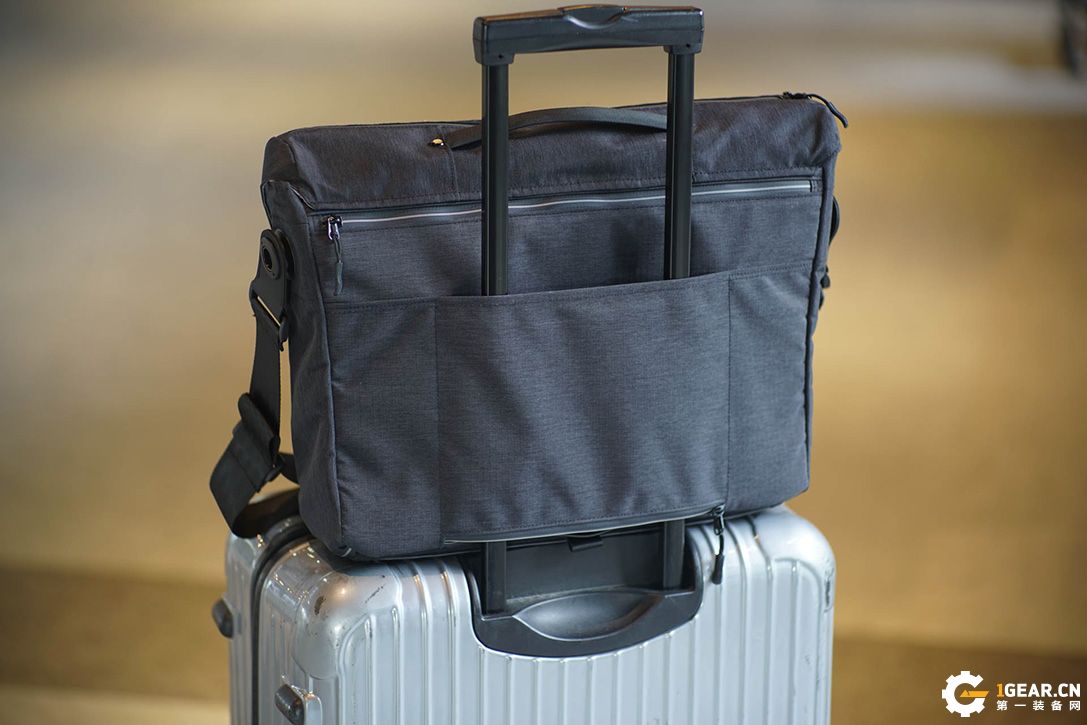 本年度最全能背包，一款可无线充电、防偷和摄影的邮差包